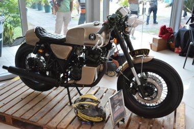 Pasay, PH - MAR 24 - 24 Mart 2019 tarihinde Filipinler 'in Pasay kentinde gerçekleştirilen Inside Racing Motor Festivali ve Ticaret Fuarı' nda özelleştirilmiş motosiklet.