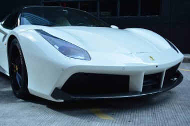 13 Temmuz 2019 tarihinde Bonifacio Global City, Taguig, Filipinler 'de Ferrari süperotomobili.