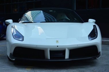 13 Temmuz 2019 tarihinde Bonifacio Global City, Taguig, Filipinler 'de Ferrari süperotomobili.