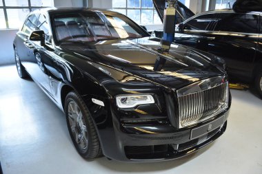 TAGUIG, PH - 13 Temmuz 2019 'da Bonifacio Global City, Taguig, Filipinler' de Rolls Royce arabası.