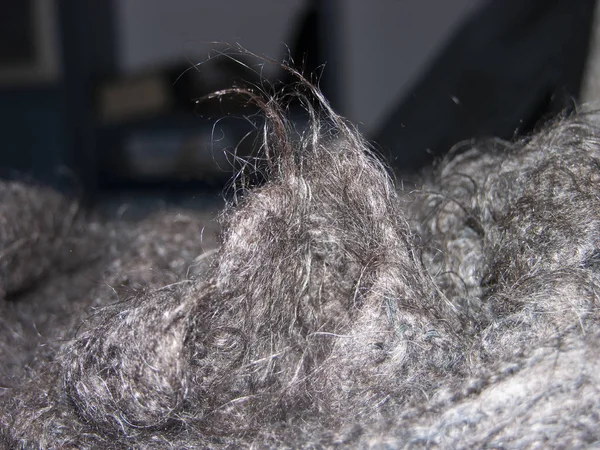 El örgüsü ve el yapımı bozkır keçisinin tıbbi malzemesinden yapılmış eski bir şal parçası. Makro, odaklan.