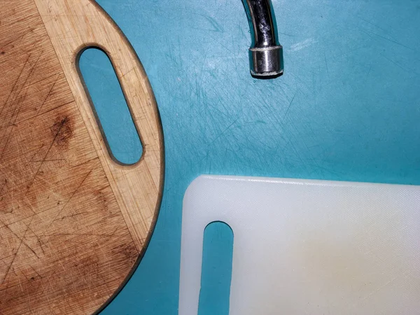 Çeşitli mutfak eşyaları. Parlak metalden yansıyan ışık yansımaları. Yakın çekim, seçici odaklanma.