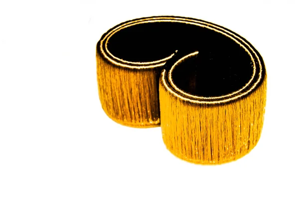 Yapay saçtan yapılmış bir saç aksesuarı teması. Beyaz bir arka planda izole edilmiş. Makro, odaklan.