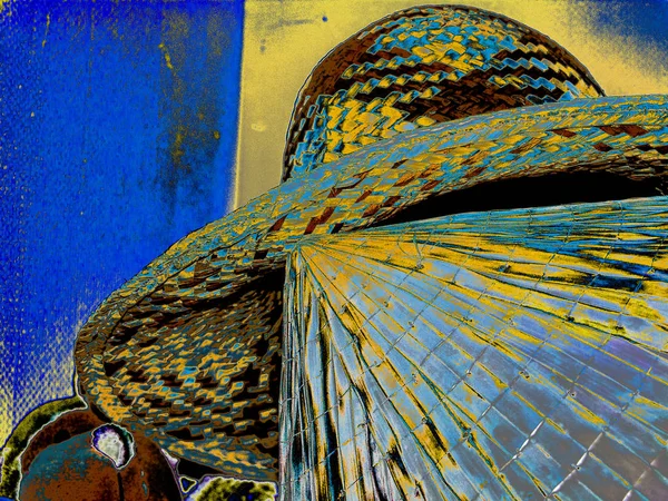 Kuru samandan örülmüş farklı etnik şapkalar. Soyut varyasyon. Dar odak.