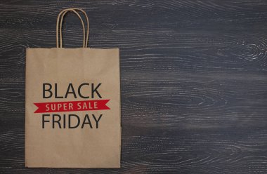 Kara Cuma alışveriş afişi. Özel günün bir kopyası, logo ve metin için boş siyah tahta. İzole edilmiş siyah ahşap doku arkaplanı