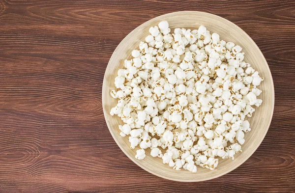 Popcorn-Snack in Schale, auf dem Holztisch. Draufsicht, Banner-Attrappe für Kino und TV-Film — Stockfoto