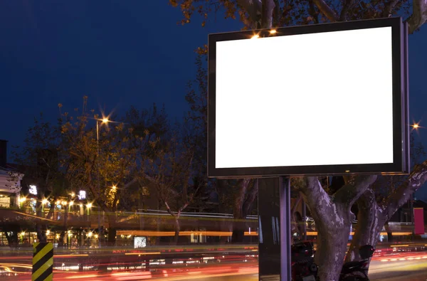 Billboard blank mockup en sjabloon leeg frame voor logo of tekst op exterieur straat reclame poster scherm stad achtergrond, moderne platte stijl, outdoor banner reclame — Stockfoto