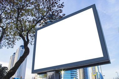 reklam panosu boş modelleme ve boş çerçeve şablon logo veya metin için dış sokak reklam poster şehir arka planı, modern düz stil, açık afiş