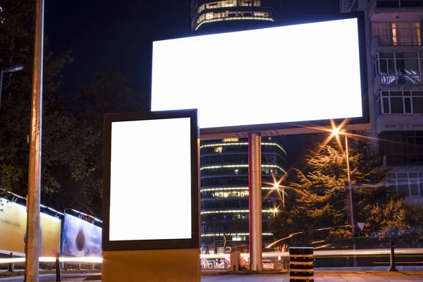 Billboard outdoor, διαφήμιση mockup, κενό πλαίσιο αντίγραφο χώρο για το λογότυπο και το κείμενο. Σύγχρονη επίπεδη πινακίδα στυλ. Υπαίθρια banner νύχτα shot, μεγάλη έκθεση. — Φωτογραφία Αρχείου