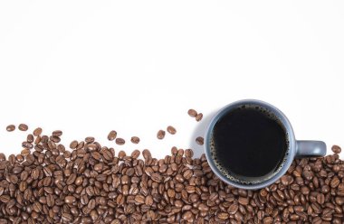 Gri fincanda kahve filtresi, izole kahve çekirdeği arka planında kopyalama alanı. Üst görünüm biçimi