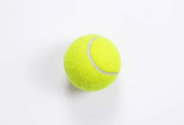 Pelota de tenis aislada de fondo blanco. Vista superior — Foto de Stock