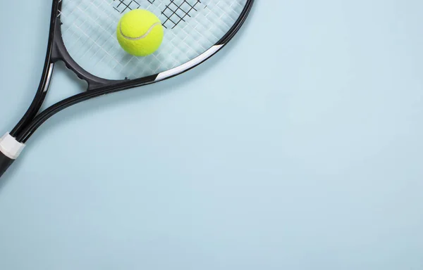 Tennis bal en racket geïsoleerde achtergrond. Bovenaanzicht — Stockfoto