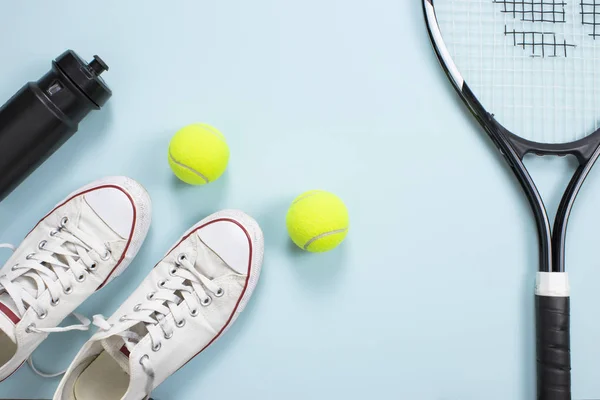 Tenis, fitness, estilo de vida saludable. Pelota de tenis, raqueta, zapatos y agitador de fitness fondo aislado. Vista superior — Foto de Stock