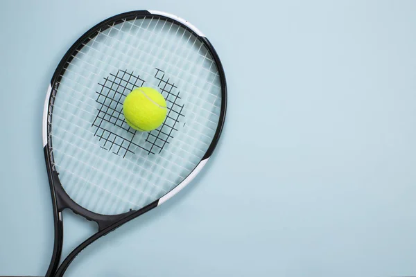 Pelota de tenis y raqueta de fondo aislado. Vista superior — Foto de Stock