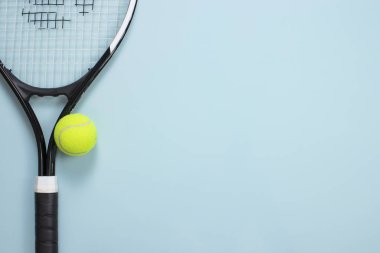 Tenis topu ve raket izole arka plan. Üst görünüm