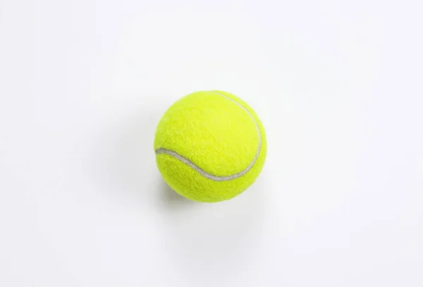 Jeden tenisový míček izolované bílé pozadí. Horní pohled — Stock fotografie