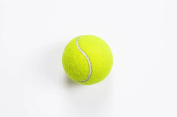 Ενιαία μπάλα του τένις απομονωμένο λευκό φόντο. Άνω όψη — Φωτογραφία Αρχείου