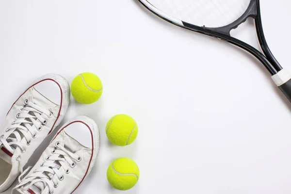 Tenis, fitness, estilo de vida saludable. Pelota de tenis, raqueta y zapatos de fondo aislado. Vista superior — Foto de Stock