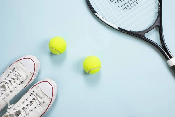 Tenis, fitness, estilo de vida saludable. Pelota de tenis, raqueta y zapatos de fondo aislado. Vista superior — Foto de Stock