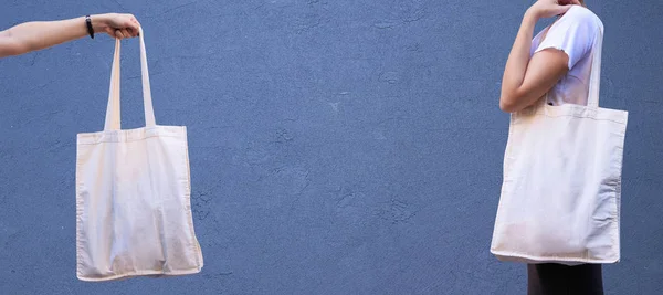 Blanco witte shopping canvas doek tas op vrouwelijke holding mockup en template geïsoleerde kleur achtergrond — Stockfoto