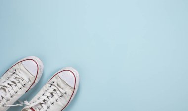 İzole edilmiş arka planda beyaz ayakkabılar, tenisçi ayakkabıları, üst görünüm.