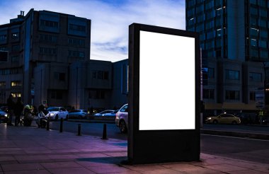 reklam panosu boş maketi ve boş çerçeve şablon logo veya metin için dış sokak reklam afiş arka planı, modern düz stil, açık afiş