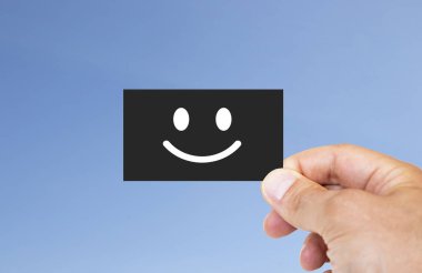 Elinde siyah kartvizit tutan adam. Mutlu ve güvenilir gülümseme ikonu. izole arkaplan