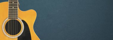 İzole edilmiş arka planda akustik gitar, müzik aletleri.