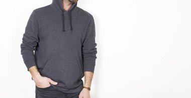 Boş sweatshirt modeli, erkek model, izole edilmiş arka plan, pamuk kumaş kapüşon tasarımı sunumu
