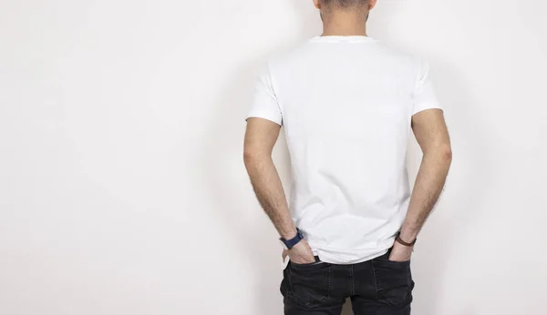 T-shirt mockup e modelo em fundo isolado para design de moda — Fotografia de Stock