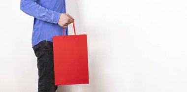 Boş el işi kâğıdı alışveriş çantası modeli, adamın elinde duran, moda reklamı, izole edilmiş arka plan.