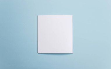 Grafik tasarımcısı için katalog modeli, mavi arkaplan, izole arkaplan