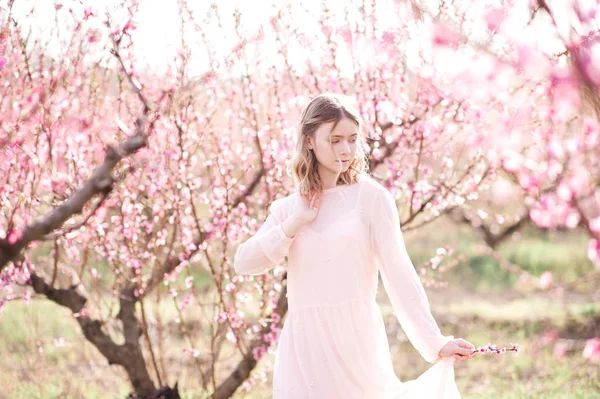 Frühlingsporträt Eines Blonden Mädchens Blühenden Pfirsichgarten Frühlingszeit Zwanziger — Stockfoto