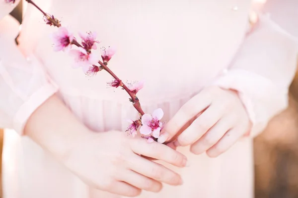 Mädchen Mit Blühenden Pfirsichzweigen Nahaufnahme Frühlingszeit — Stockfoto