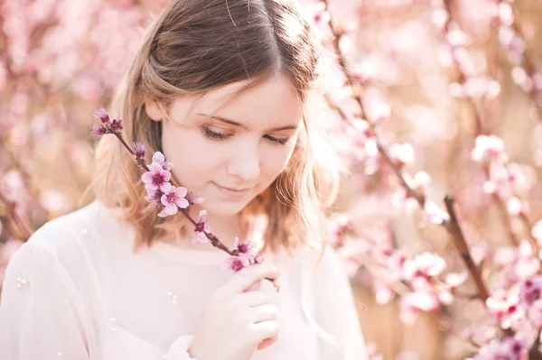 Sorrindo Menina Loira Segurando Flores Pêssego Livre Closeup Temporada Primavera — Fotografia de Stock