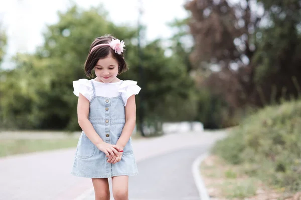 Glimlachend Kind Van Jaar Met Denim Jurk Buiten Wandelen Het — Stockfoto