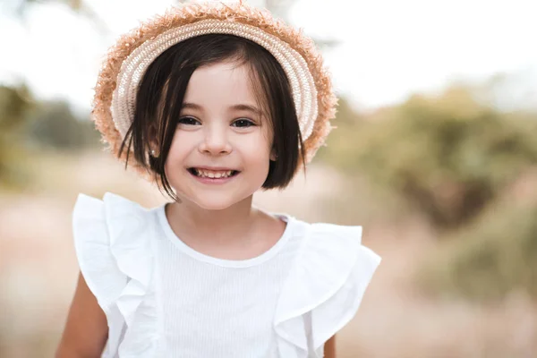 Menina Criança Sorridente Anos Idade Usando Chapéu Palha Camisa Elegante — Fotografia de Stock