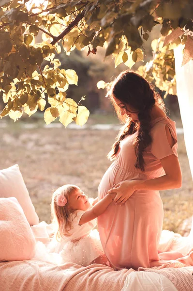 Pregnant Woman Baby Girl Playing Bed Outdoors Motherhood Maternity — Stockfoto