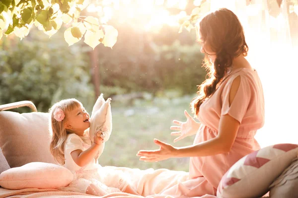 Holčička Venku Hraje Těhotnou Matkou Mateřství Mateřství — Stock fotografie