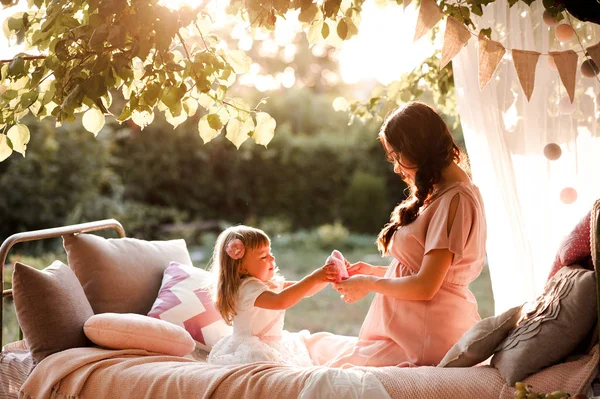 Zwangere Moeder Spelen Met Een Klein Kind Meisje Jaar Oud — Stockfoto
