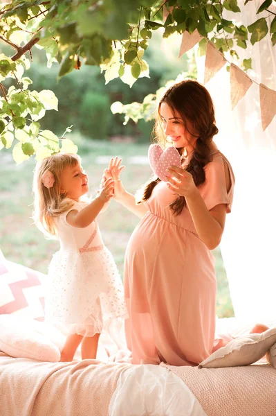 Gelukkige Moeder Dochter Die Bed Spelen Moterhood Moederschap — Stockfoto