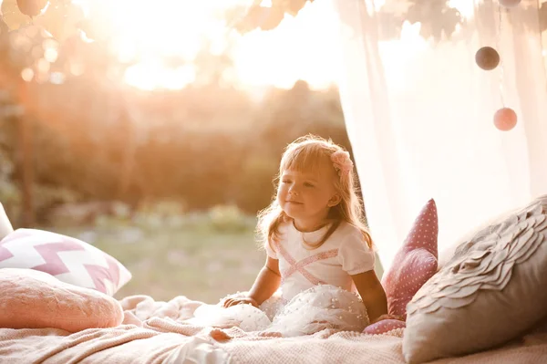 Sorridente Bambina Anni Indossa Vestito Elegante Seduto Letto All Aperto — Foto Stock