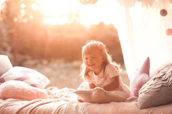 Ragazza Felice Bambino Anni Svegliarsi Letto Buongiorno Buongiorno — Foto Stock