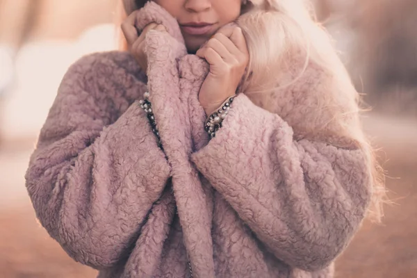 Женщина Уютной Розовой Шубе Солнечном Фоне Городе Зимний Сезон — стоковое фото