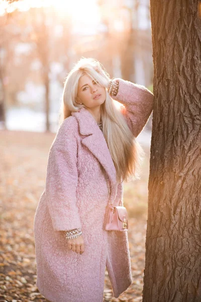 Stylish Girl Year Old Wearing Fluffy Winter Coat Posing Park — Stock Photo, Image