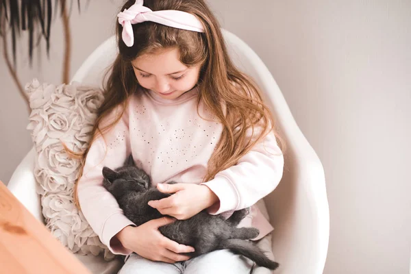 Menina Criança Segurando Pequeno Gato Quarto Perto — Fotografia de Stock