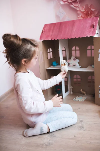 Menina Criança Anos Sentada Chão Brincando Com Casa Papel Com — Fotografia de Stock