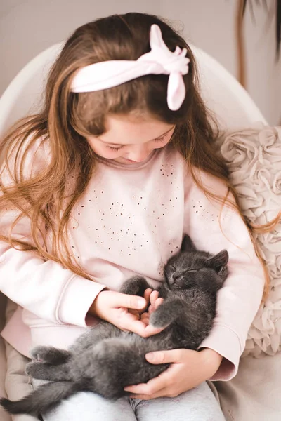 Loira Menina Elegante Criança Anos Segurando Gato Dormindo Quarto Amizade — Fotografia de Stock