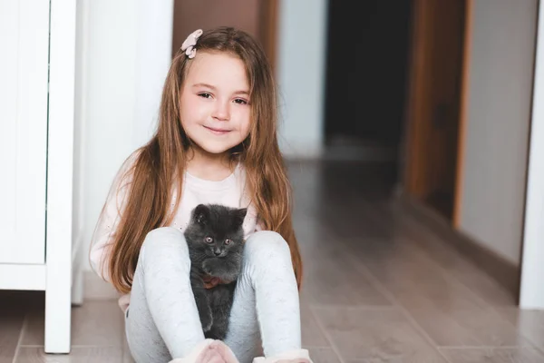 Sorrindo Menina Criança Anos Segurando Pequeno Gatinho Sentado Chão Quarto — Fotografia de Stock