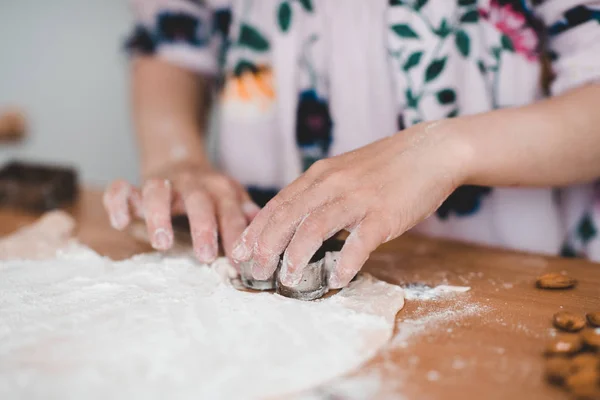 Ragazzina Che Prepara Biscotti Vicino Infanzia — Foto Stock